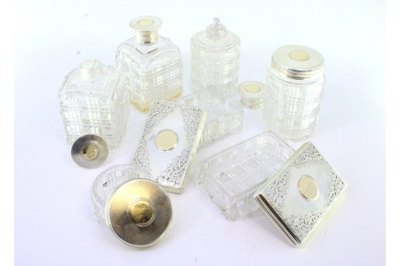 Conjunto de sete peças de Toilette em prata e ouro aplicado em vidro lapidado.